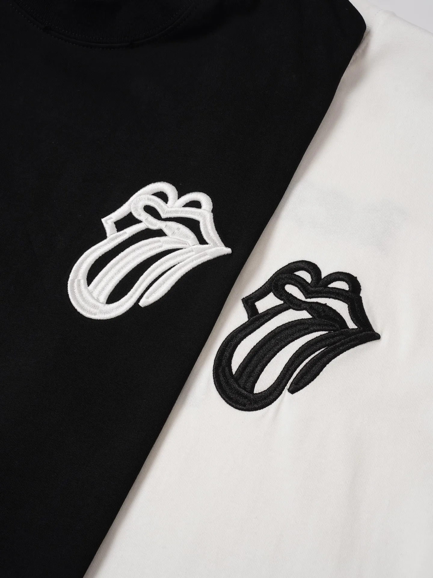 105 CH 2026ss T Chrome Hearts（ ）T ， ， ， 。 ， ， ， 。 / ， ， ， “ ” 。 ， ， ； ， ， ； ， 、 ， ， oversize 。 “Chrome Hearts” ， ， Classic “ + ” ， ， ， 。 T ， 、 ， ， ， 。 ：White Black Size：XS S M L